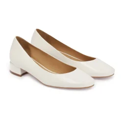 Flache weiße Lederschuhe