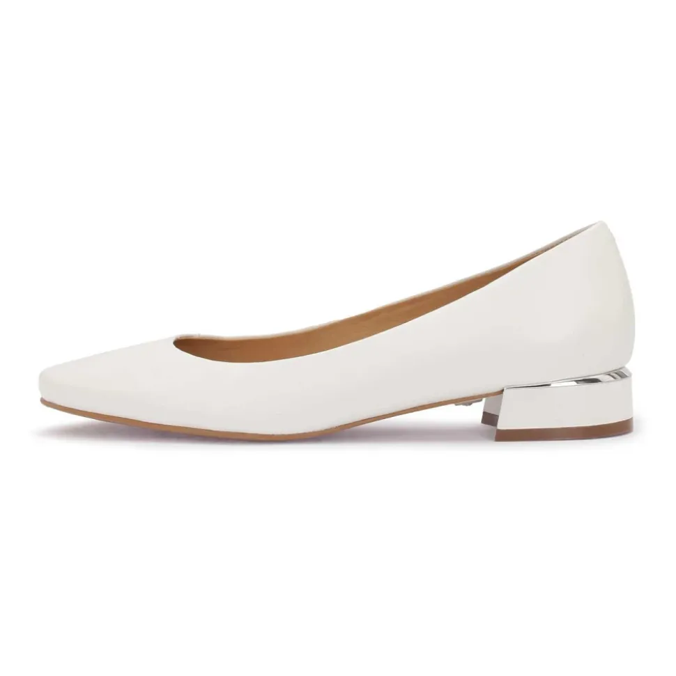 Flache weiße Lederschuhe