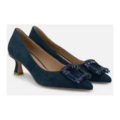 Flacher Schuh mit Verzierung