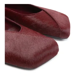 G34 Square – Gefaltete Ballerina aus bordeauxfarbenem Ponyfell