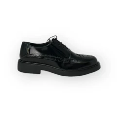 Geschnürte Lederschuhe