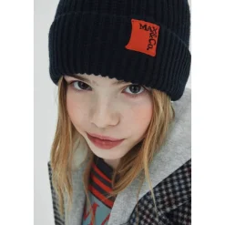 Gestrickte Beanie Mütze mit Patch
