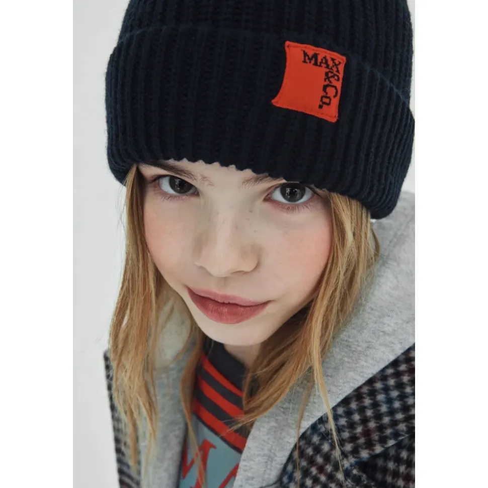 Gestrickte Beanie Mütze mit Patch