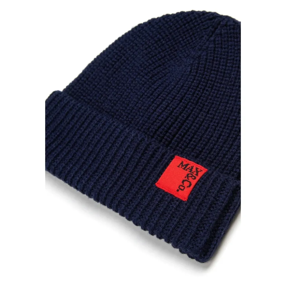 Gestrickte Beanie Mütze mit Patch