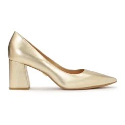 Goldene Pumps mit einem breiten Absatz