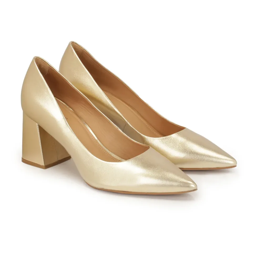 Goldene Pumps mit einem breiten Absatz