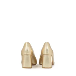 Goldene Pumps mit einem breiten Absatz
