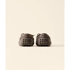 Graue Flache Fahrschuhe