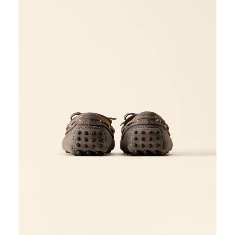 Graue Flache Fahrschuhe