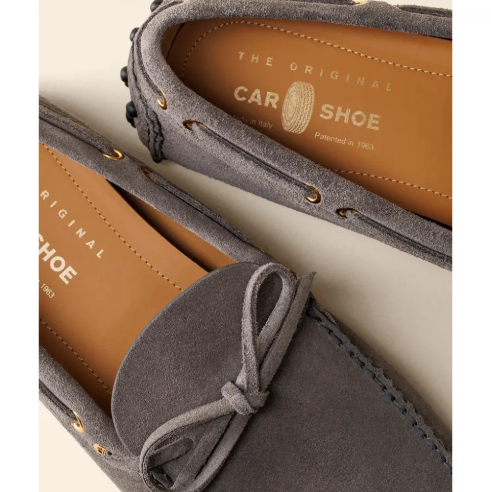 Graue Flache Fahrschuhe