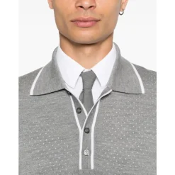 Graue Wollpolo mit Perforierten Details
