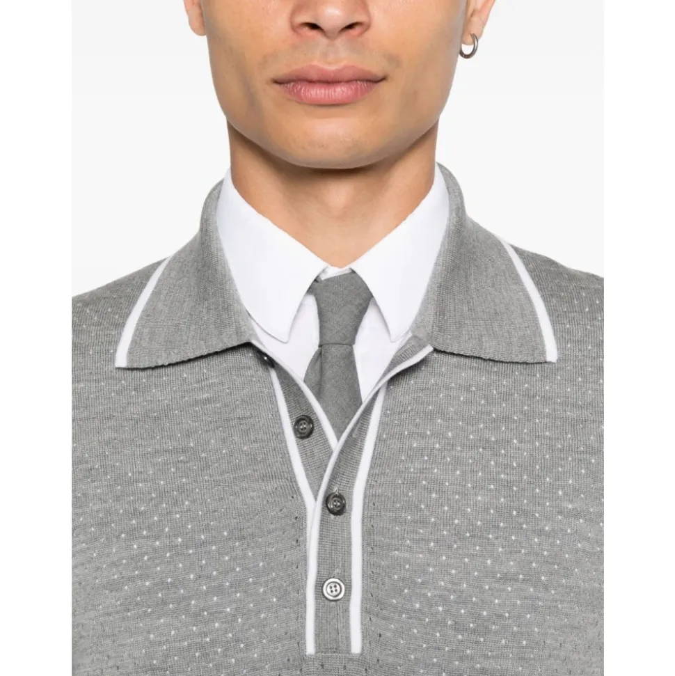 Graue Wollpolo mit Perforierten Details