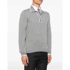 Graue Wollpolo mit Perforierten Details