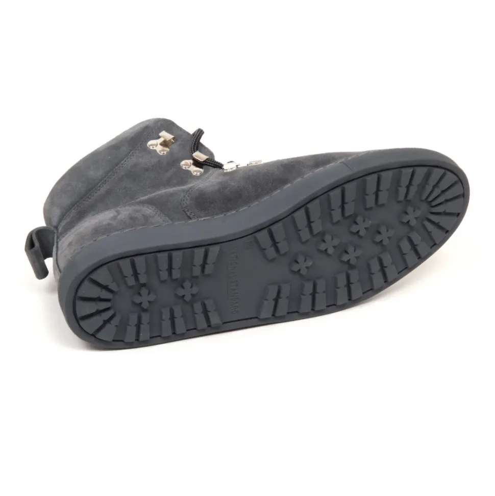 Graues Wildleder Schuhmodell