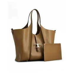 Grüne Leder-Shoppingtasche mit T-Anhänger