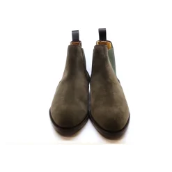 Grüner Wildlederstiefel mit elastischem Seitenband und geschützter Gummisohle