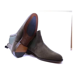 Grüner Wildlederstiefel mit elastischem Seitenband und geschützter Gummisohle