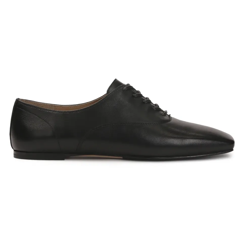 Halbschuhe mit Schnürung und quadratischer Zehenkappe