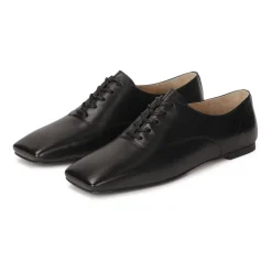 Halbschuhe mit Schnürung und quadratischer Zehenkappe