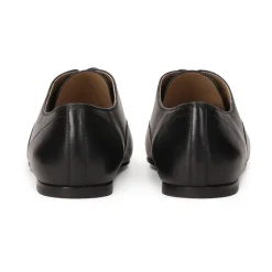 Halbschuhe mit Schnürung und quadratischer Zehenkappe