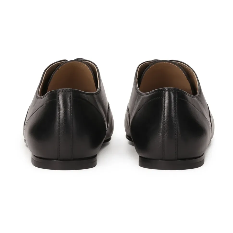 Halbschuhe mit Schnürung und quadratischer Zehenkappe