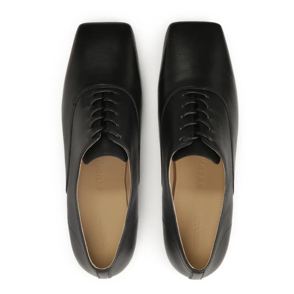 Halbschuhe mit Schnürung und quadratischer Zehenkappe