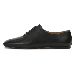 Halbschuhe mit Schnürung und quadratischer Zehenkappe