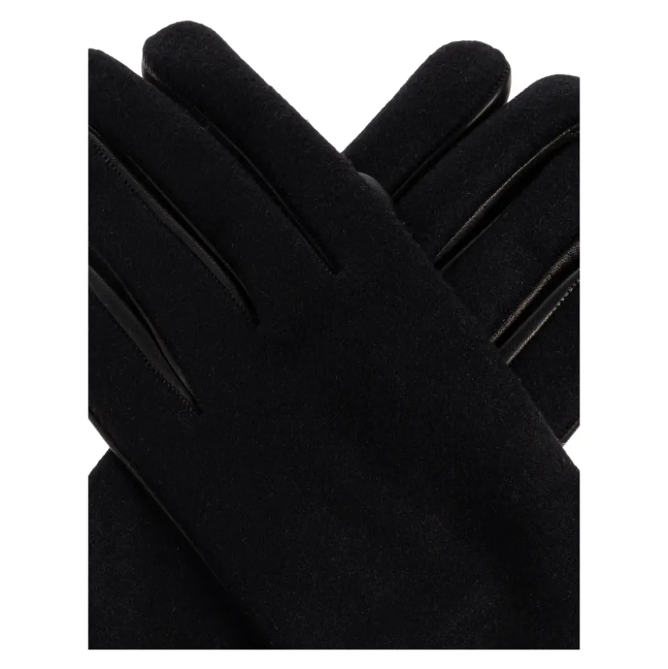 Handschuhe mit einer Applikation in Form eines Logos