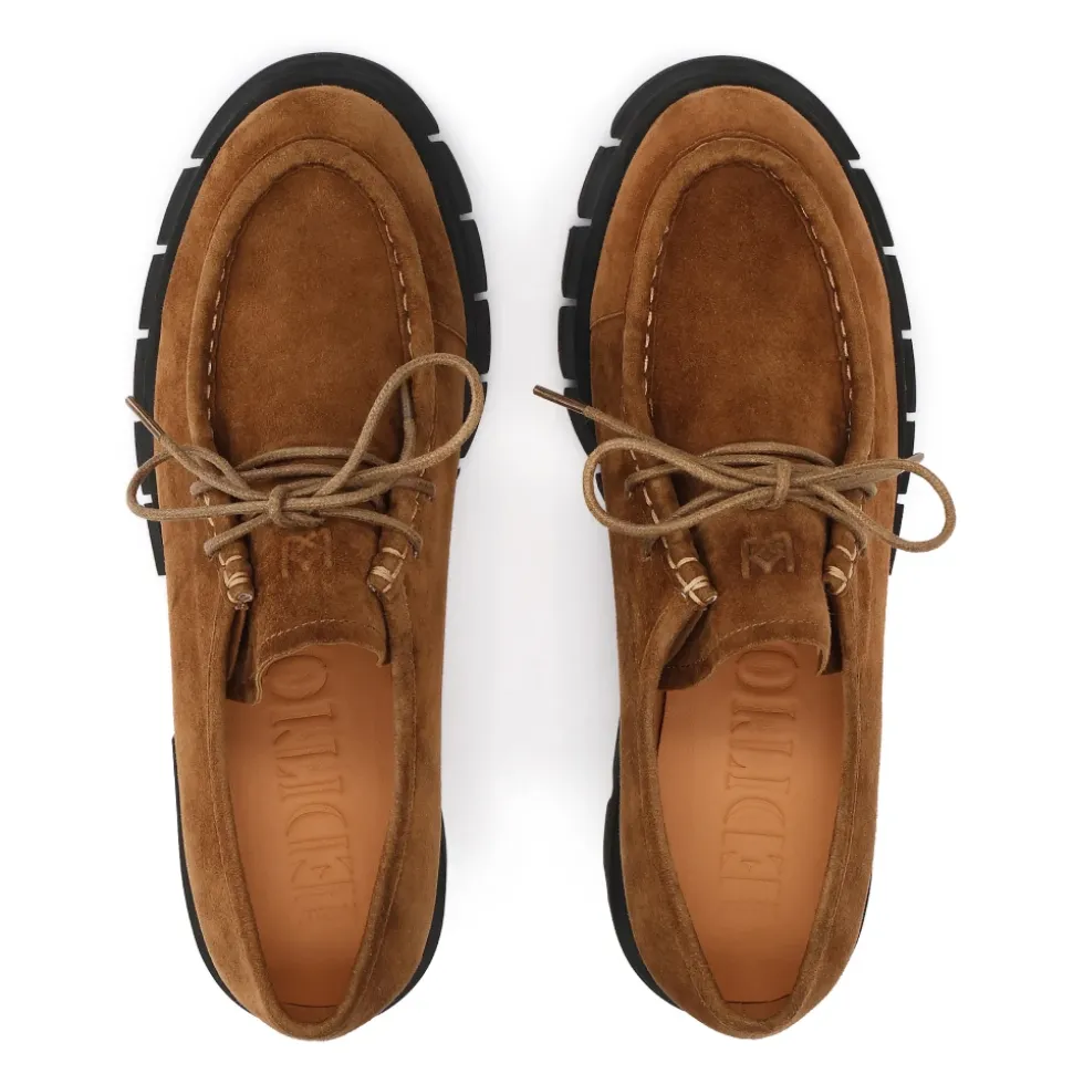 Hellbraune Schuhe mit kontrastierender Sohle