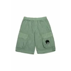 Hellgrüne Shorts mit Taschen an den Beinen