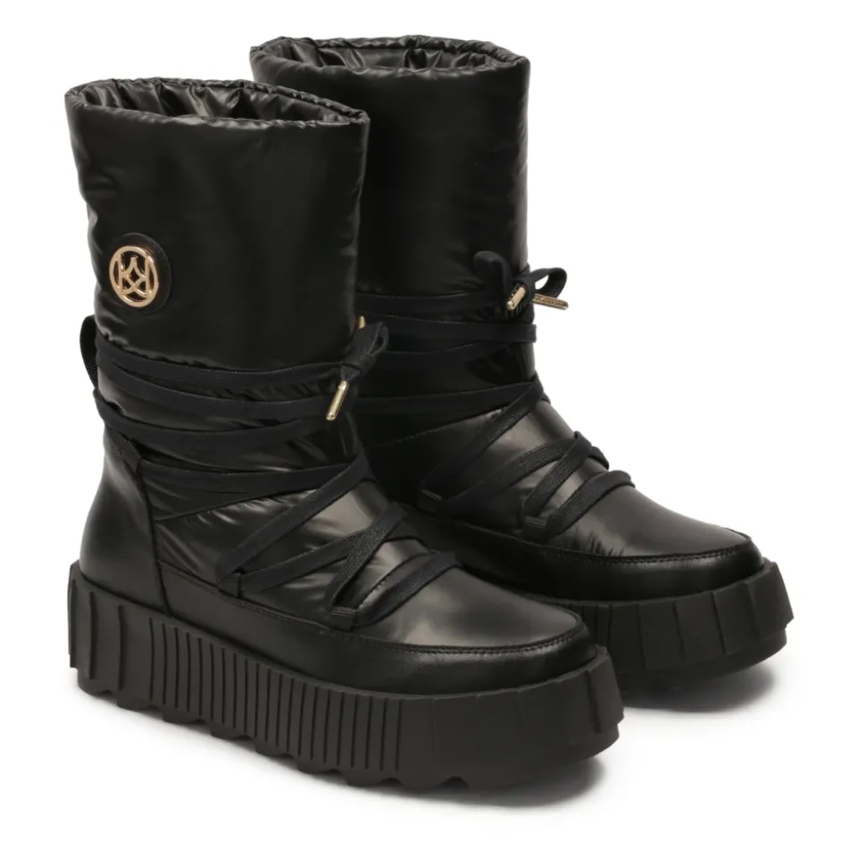 Isolierte schwarze Schneestiefel mit Slip-On-Obermaterial