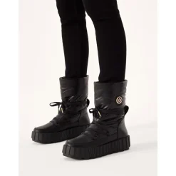 Isolierte schwarze Schneestiefel mit Slip-On-Obermaterial