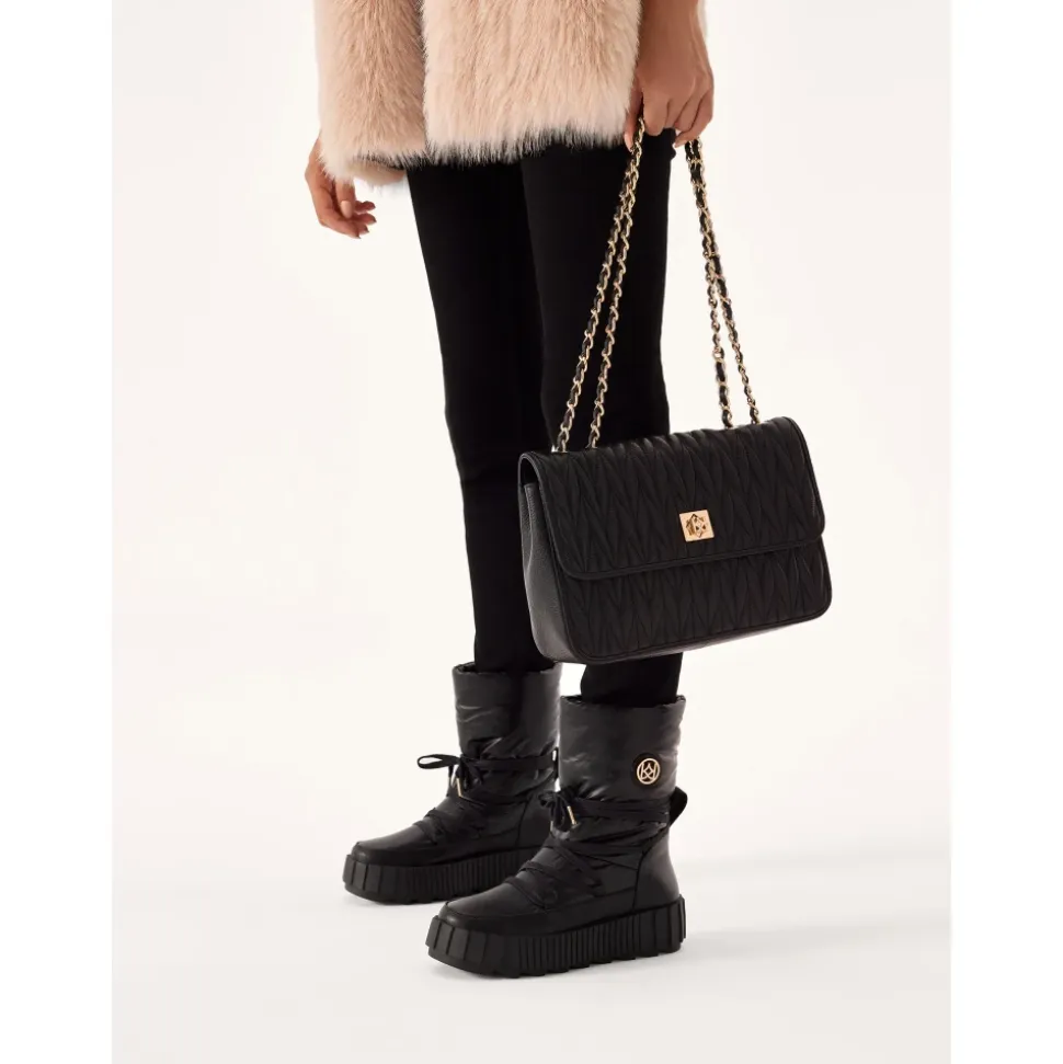 Isolierte schwarze Schneestiefel mit Slip-On-Obermaterial