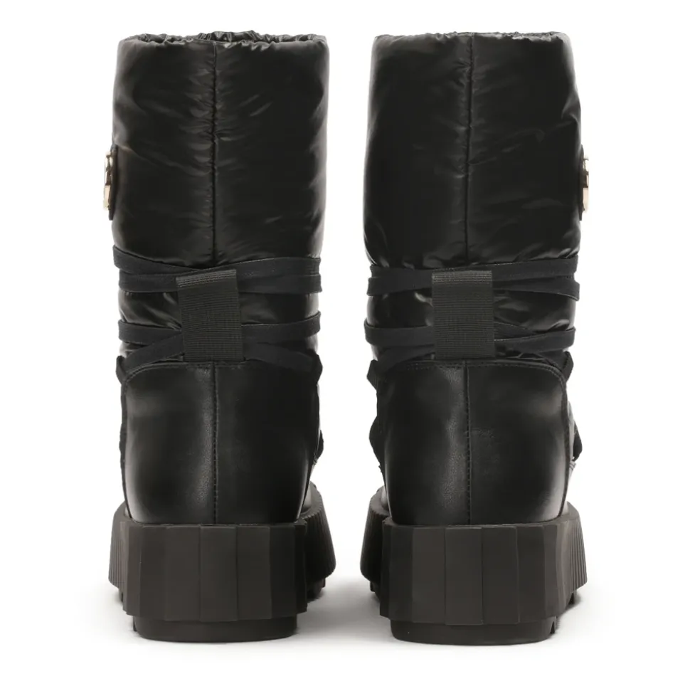 Isolierte schwarze Schneestiefel mit Slip-On-Obermaterial