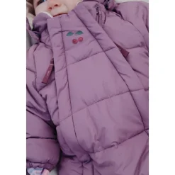 Isolierter Baby-Overall