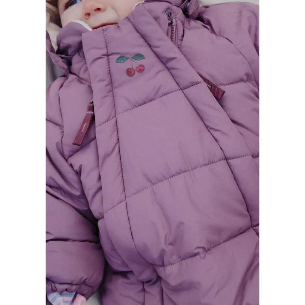 Isolierter Baby-Overall