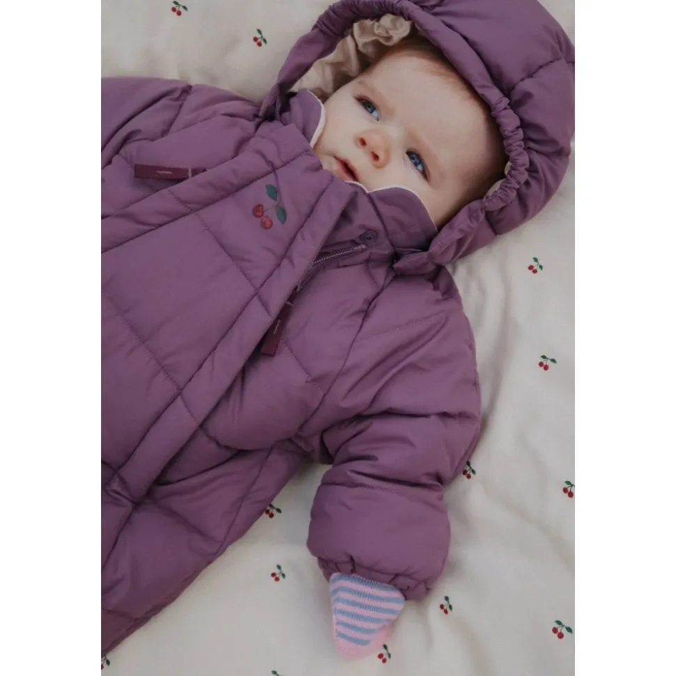 Isolierter Baby-Overall