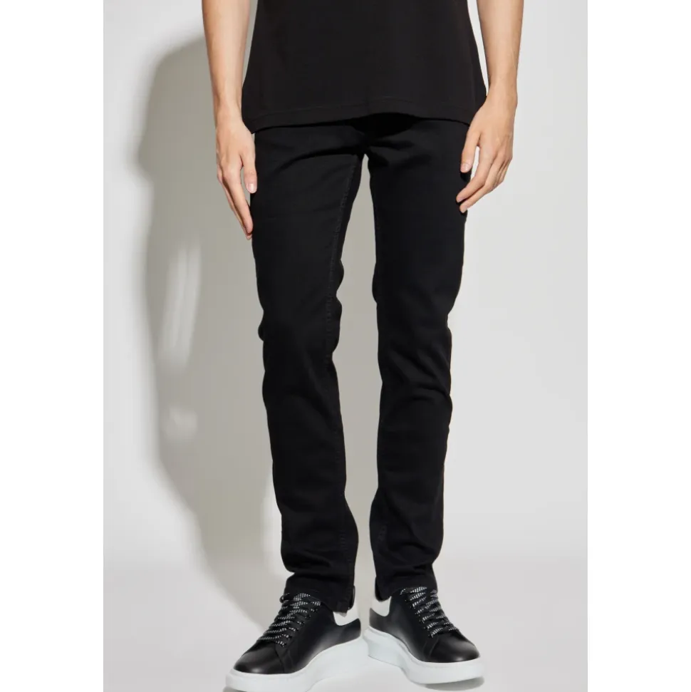 Jeans mit schmal zulaufenden Beinen