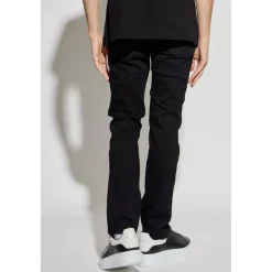 Jeans mit schmal zulaufenden Beinen