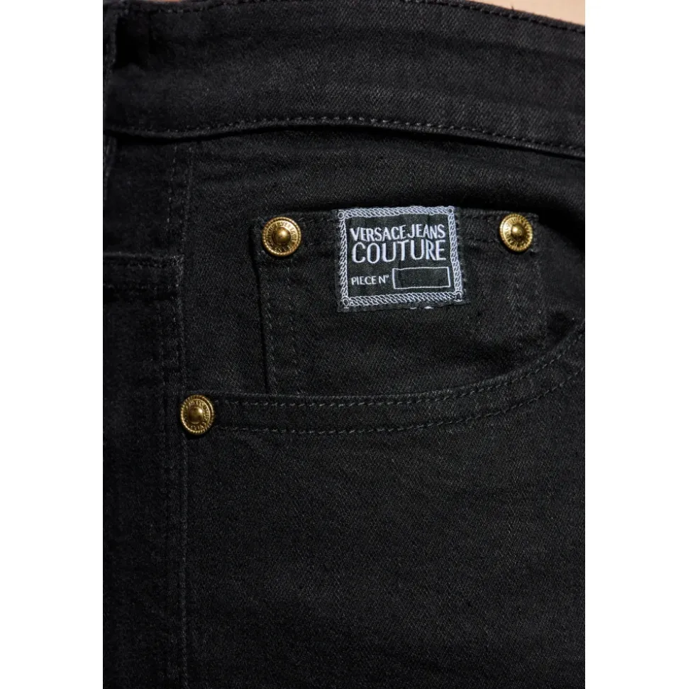 Jeans mit schmal zulaufenden Beinen