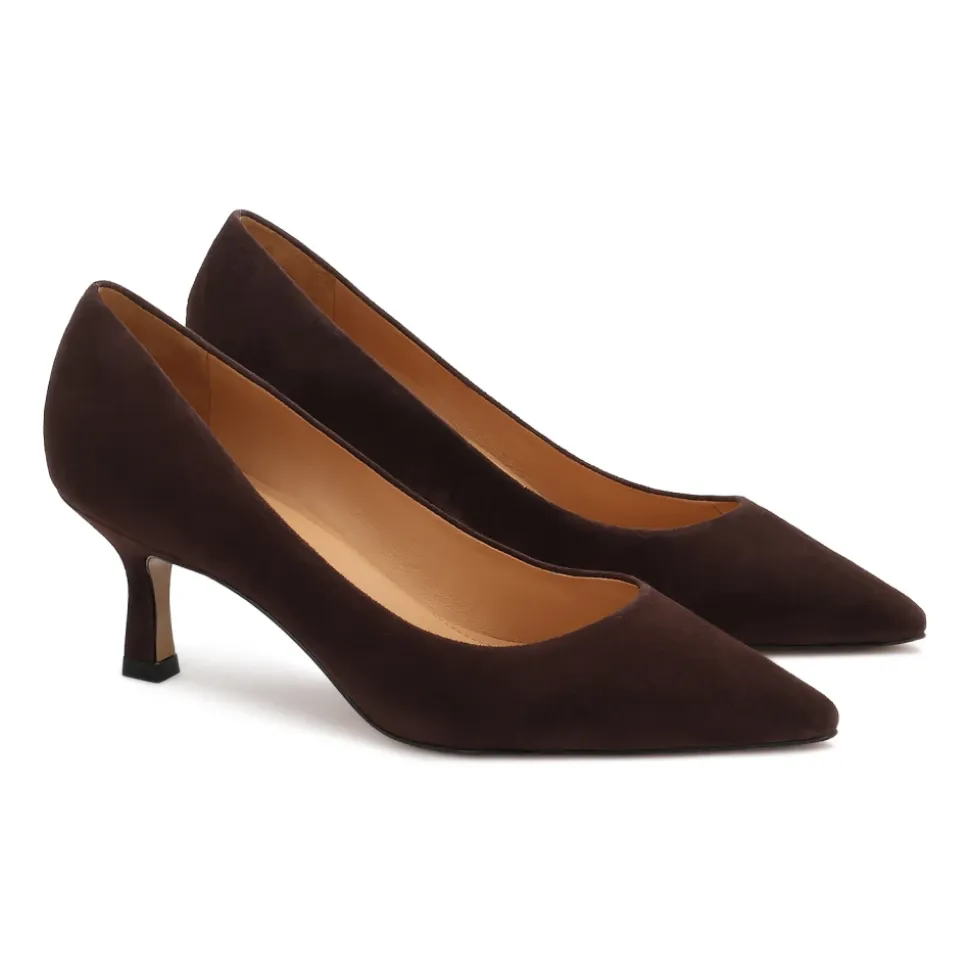 Klassische braune Wildlederpumps.Dieses Produkt fällt klein aus.