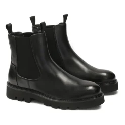 Klassische schwarze Herren-Pantoffeln auf einer Kleeblattsohle