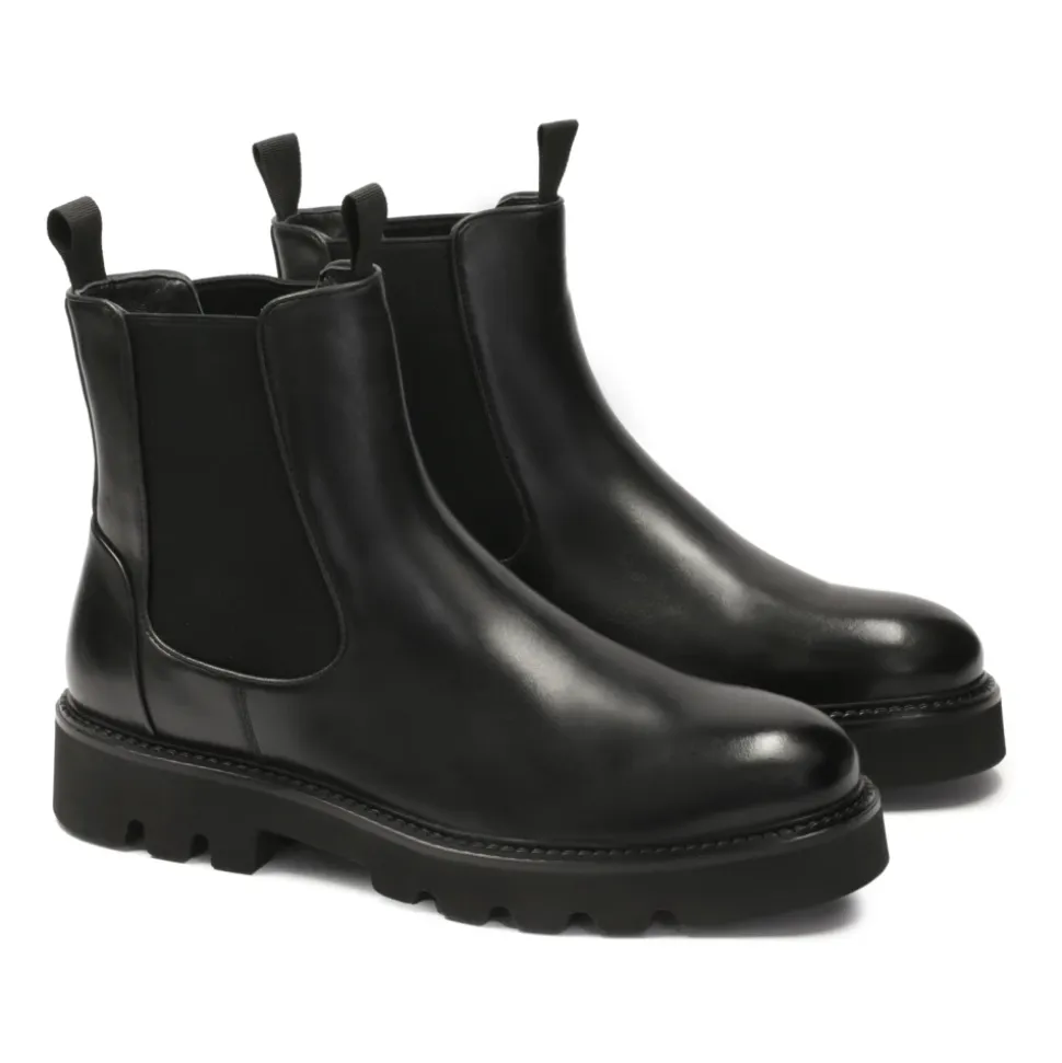 Klassische schwarze Herren-Pantoffeln auf einer Kleeblattsohle