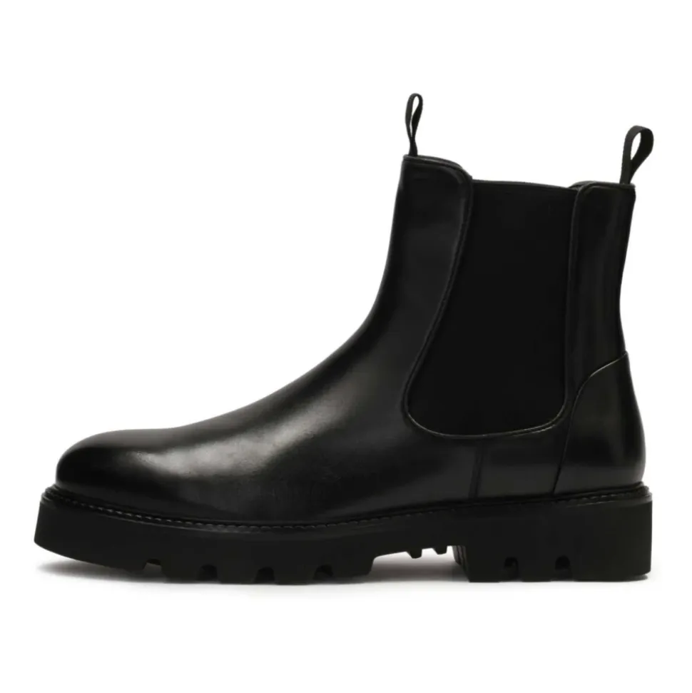 Klassische schwarze Herren-Pantoffeln auf einer Kleeblattsohle