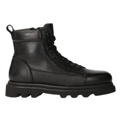Klassische schwarze isolierte Stiefel