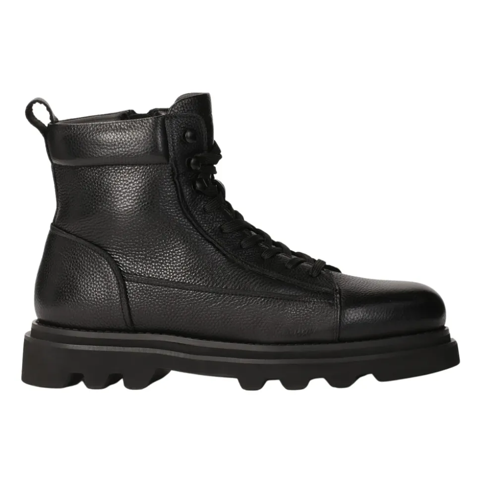 Klassische schwarze isolierte Stiefel