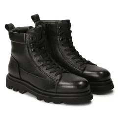 Klassische schwarze isolierte Stiefel