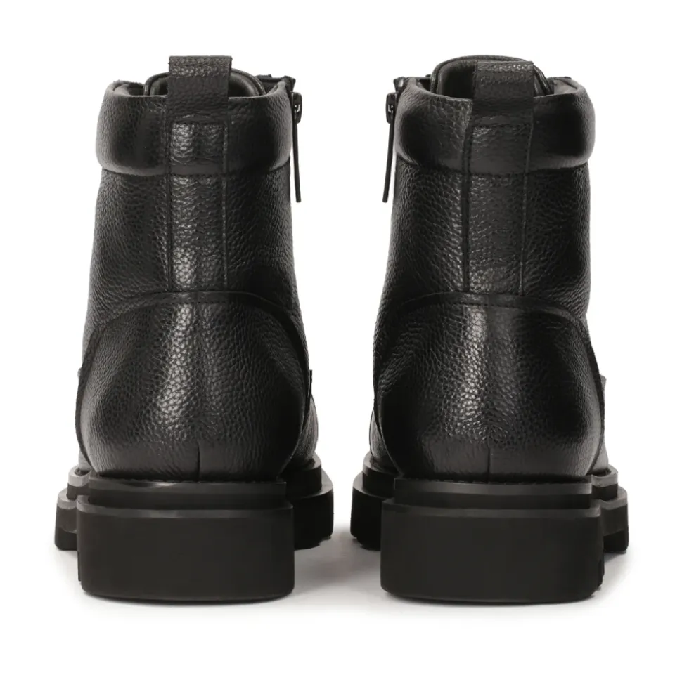 Klassische schwarze isolierte Stiefel
