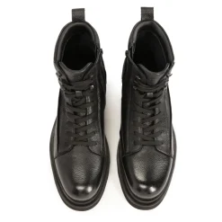 Klassische schwarze isolierte Stiefel