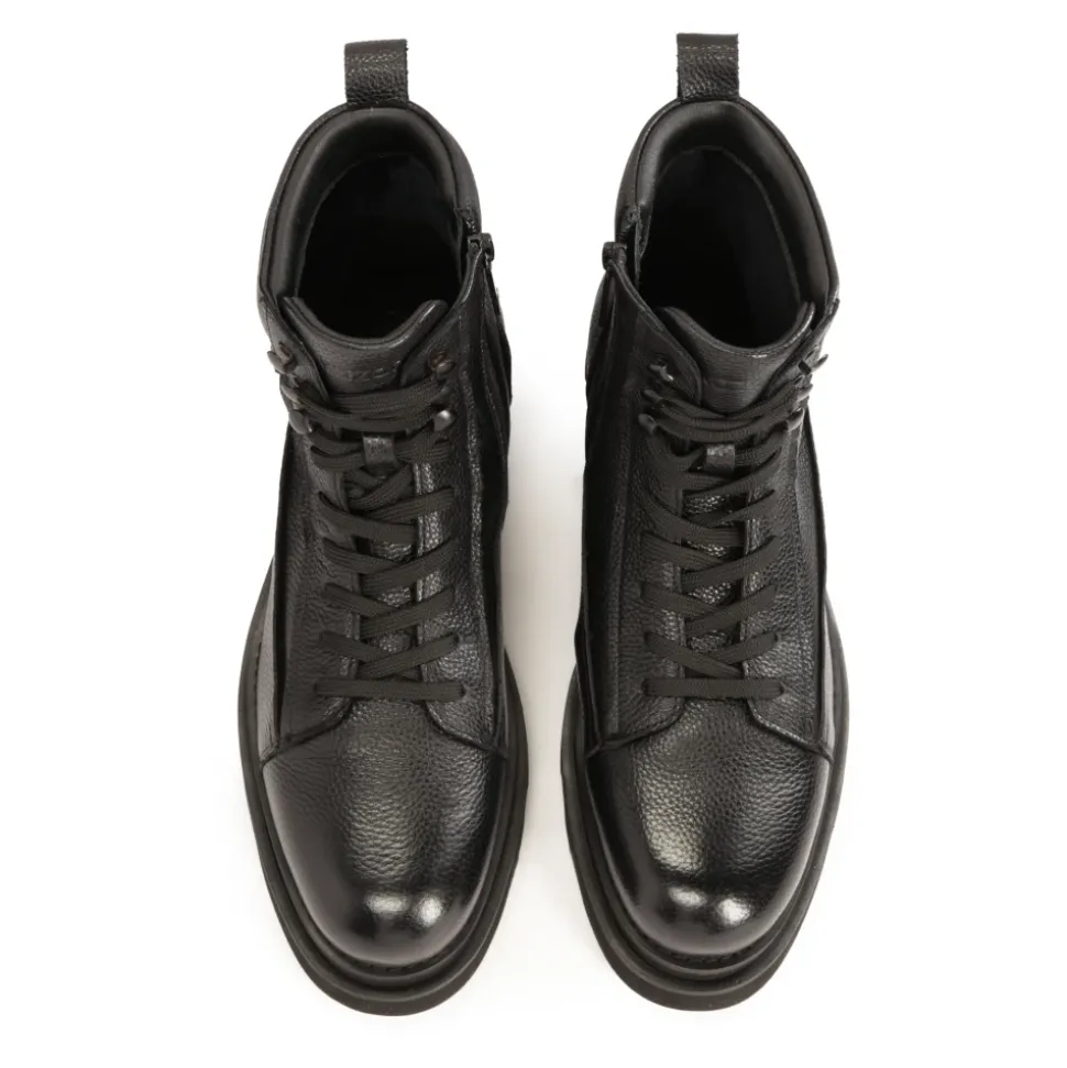 Klassische schwarze isolierte Stiefel